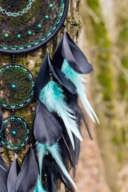 El yapımı rüya yakalayıcı iple asılı tüyler konu ve boncuk