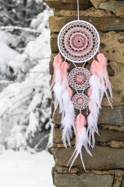 El yapımı rüya yakalayıcı iple asılı tüyler konu ve boncuk