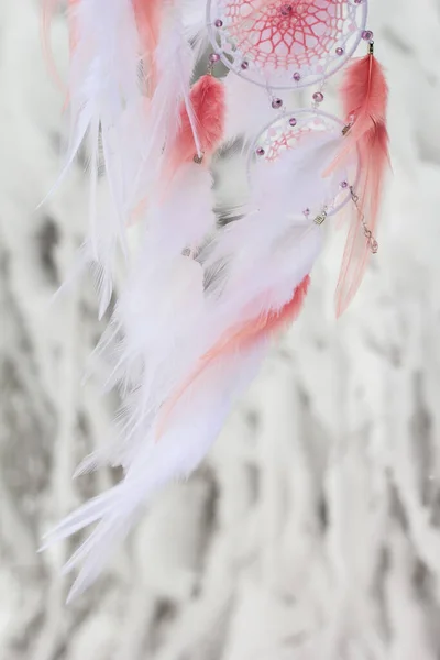 Atrapasueños hecho a mano con hilos de plumas y cuentas de cuerda colgando — Foto de Stock