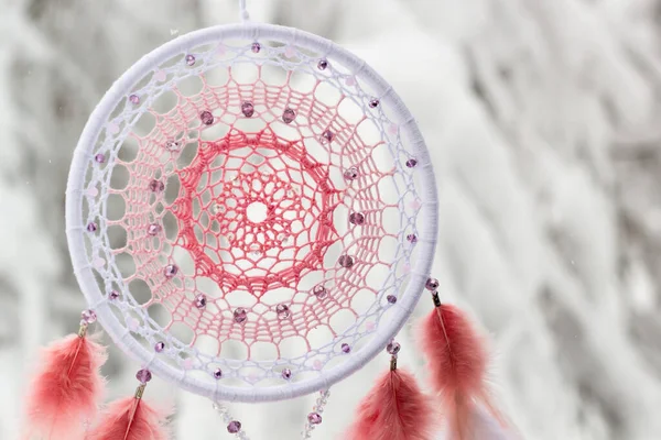 Handgemaakte dream catcher met veren threads en kralen touw hangend — Stockfoto