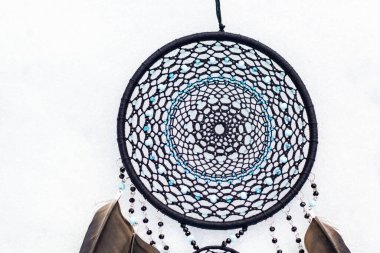 Tüylü, boncuklu ipleri sallanan bir düş kapanı. El yapımı düş kapanı.