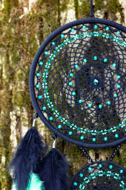 Tüylü, boncuklu ipleri sallanan bir düş kapanı. El yapımı düş kapanı.