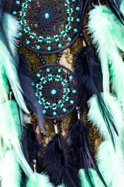 Tüylü, boncuklu ipleri sallanan bir düş kapanı. El yapımı düş kapanı.