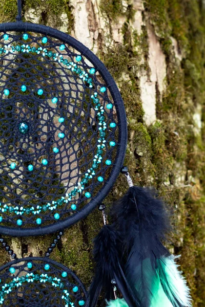 Tüylü, boncuklu ipleri sallanan bir düş kapanı. El yapımı düş kapanı.