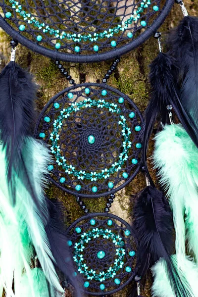 Tüylü, boncuklu ipleri sallanan bir düş kapanı. El yapımı düş kapanı.