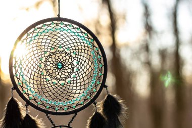 Tüylü, boncuklu ipleri sallanan bir düş kapanı. El yapımı düş kapanı.