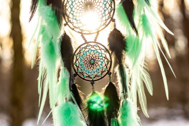 Tüylü, boncuklu ipleri sallanan bir düş kapanı. El yapımı düş kapanı.