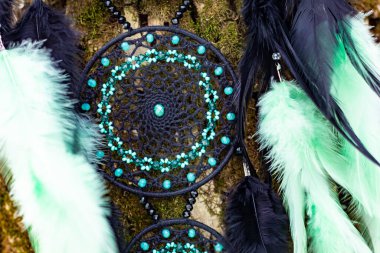 Tüylü, boncuklu ipleri sallanan bir düş kapanı. El yapımı düş kapanı.