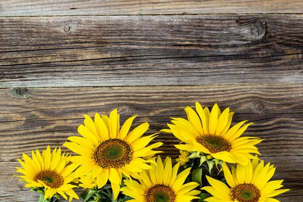 Fondo Otoño Con Girasoles Amarillos Tablero Madera Marrón Viejo Con — Foto de Stock