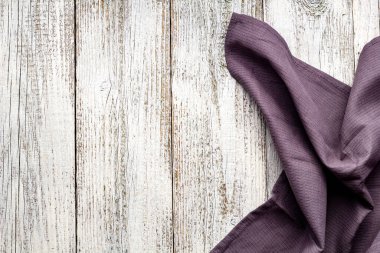 Beyaz ahşap masa manzaralı gri masa örtüsü. Yemek için arka plan