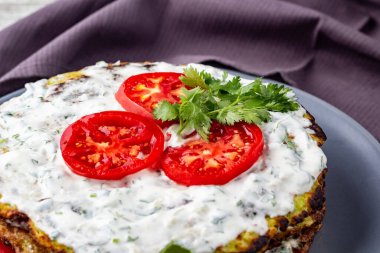 Domatesli kabak keki ve beyaz ahşap arka planda taze maydanoz. Peçeteyle.