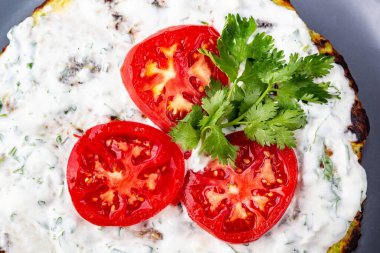 Domatesli kabak keki ve beyaz ahşap arka planda taze maydanoz. Üst görünüm