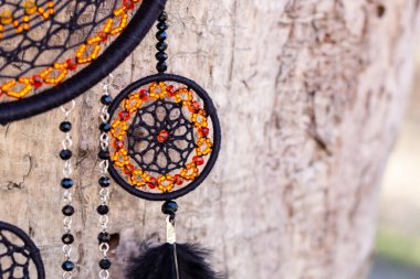 Tüylü, boncuklu ipleri sallanan bir düş kapanı. El yapımı düş kapanı.