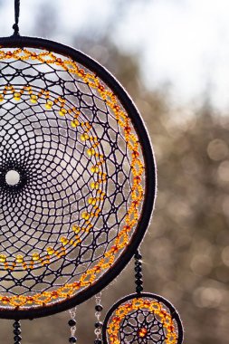 Tüylü, boncuklu ipleri sallanan bir düş kapanı. El yapımı düş kapanı.