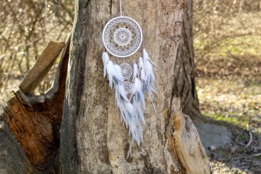 Tüylü, boncuklu ipleri sallanan bir düş kapanı. El yapımı düş kapanı.