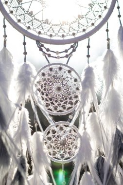 Tüylü, boncuklu ipleri sallanan bir düş kapanı. El yapımı düş kapanı.