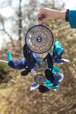 Tüylü, boncuklu ipleri sallanan bir düş kapanı. El yapımı düş kapanı.