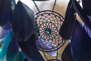 Tüylü, boncuklu ipleri sallanan bir düş kapanı. El yapımı düş kapanı.