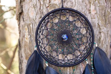 Tüylü, boncuklu ipleri sallanan bir düş kapanı. El yapımı düş kapanı.