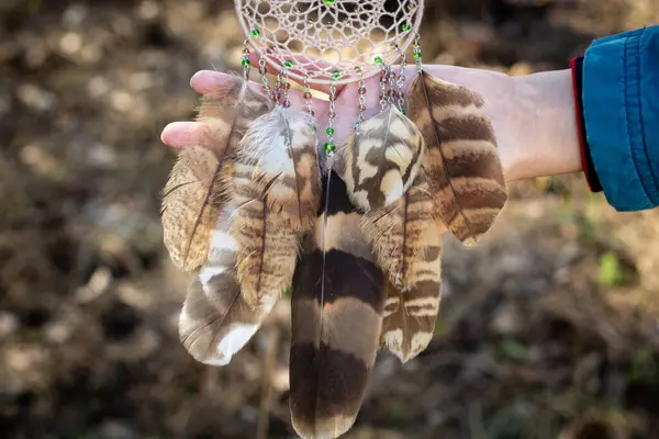 Atrapasueños Con Hilos Plumas Cuentas Cuerda Colgando Atrapasueños Hecho Mano — Foto de Stock