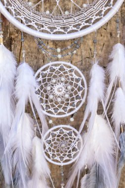 Tüylü, boncuklu ipleri sallanan bir düş kapanı. El yapımı düş kapanı.