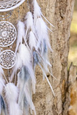 Tüylü, boncuklu ipleri sallanan bir düş kapanı. El yapımı düş kapanı.