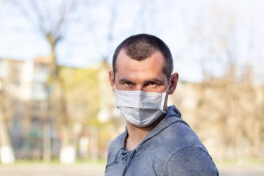 Dışarıdaki tıbbi maskeli adam. Sağlık, insan ve tıp konsepti