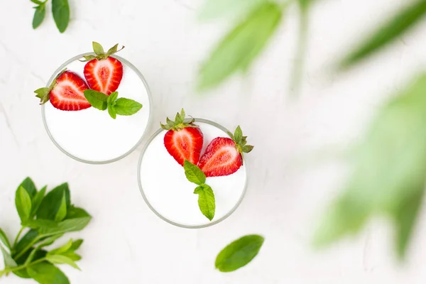 Υγιεινό Γιαούρτι Φράουλα Ποτήρια Φρέσκα Μούρα Πάνω Από Λευκό Τραπέζι — Φωτογραφία Αρχείου