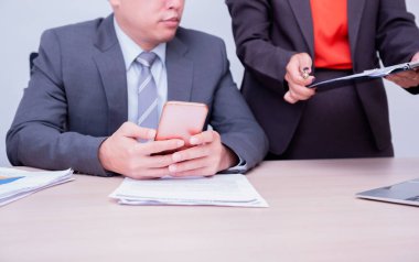 İş adamı ve takım çalışması iş hedefi ve başarılı olmak için cep telefonu üzerinde çalışıyor