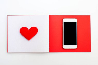 Sevgililer günü ve en tatlı gün, aşk ve kırmızı kavram. Not defteri ve cep telefonu olan metin için boşluk kopyala
