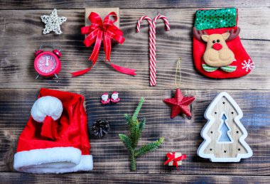 Mutlu Noeller ve mutlu yıllar. Ahşap arka planda kış tatili dekorasyonu.