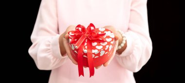 Güzel kadınlar Sevgililer Günü 'ne hazır kalp hediye kutusu ve tatlı aşkla