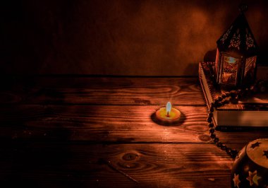 Arap feneri, mum ve hurma ağaçları... İslami bayram için. Müslüman kutsal ayı Ramazan.