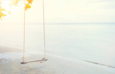 Yaz mevsiminde plajda seyahat etmek. Deniz kumu güneşi. Tatil ve tatil kavramı.