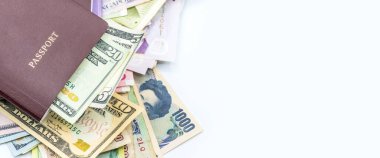 Seyahat için para ve pasaport. Amerikan doları banknotları beyaz arka planda izole edilmiş.