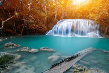 Ormandaki güzel şelale. Tropikal ve manzaralı. Tayland 'a seyahat ve tatil.