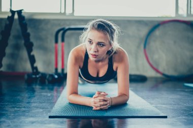 Zihinsel sağlık ve sağlık. Sağlıklı ve sağlıklı. Zihin-vücut gelişimi. Sporcular spor salonunda çalışıyor..