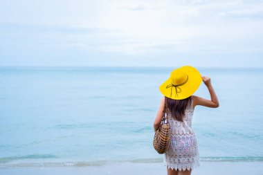 Taylandlı kadınlar yaz aylarında tek başlarına deniz ve plajda seyahat ederler. Tatil ve rahatlama