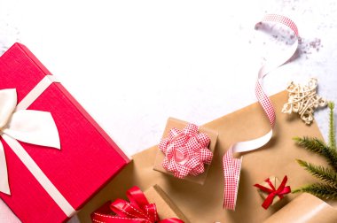 İzole edilmiş beyaz arka planda Noel süsü. Kış sezonu ve Mutlu Yıllar konsepti.