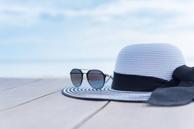 Plajda kadın şapkası. Mavi gökyüzü arka planında boşluğu olan yaz tatili.