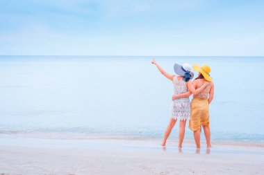 Pride ve LGBTQ + yaz plajında. Biseksüel ve homoseksüel çift.