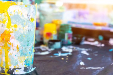 Boyama ve boyama ekipmanları. Çocuklar için eğitim ve yaratıcı sanat. Okula geri dön.