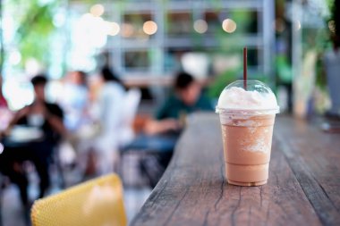 Paket servis bardağında buzlu kahve. Sütlü sütlü kahve ile soğuk içecek..