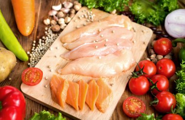 Biftek salatası pişirmek için taze somon balığı ve sebzeli tavuk. Sağlıklı ve diyet yemekleri.