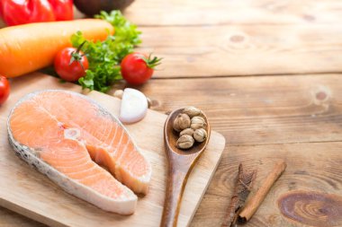 Biftek salatası pişirmek için sebzeli taze somon balığı. Sağlıklı ve diyet yemekleri.