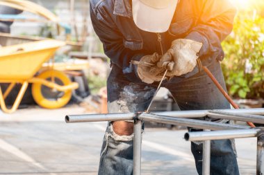 Kaynakçı çelik çerçeveyi kaynaklıyor. Emek ve sanayi çok çalışıyor.