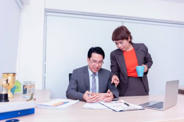 İş adamı ve takım çalışması iş hedefi ve başarılı olmak için cep telefonu üzerinde çalışıyor