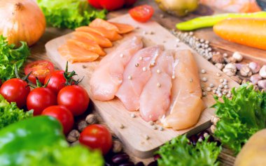 Salatalı taze tavuk. Taze organik sebzeler, diyet ve sağlıklı yiyecekler..