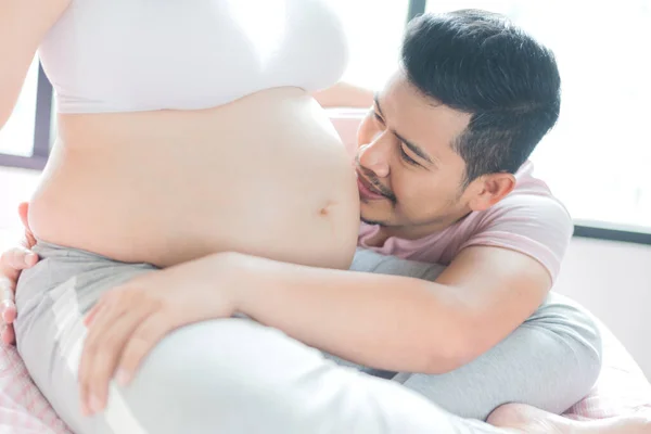 Koca Göbekli Asyalı Hamile Kadın Kocanla Evde Dinlen — Stok fotoğraf