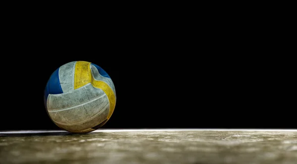 Kırpma yolu olan ve beyazda izole edilmiş eski voleybol topu